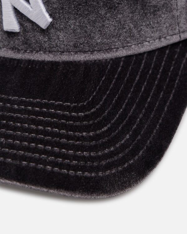 New Era New York Yankees 'Velvet Dreams 2.0' 9FORTY A-Frame Snapback Grey - Image 2