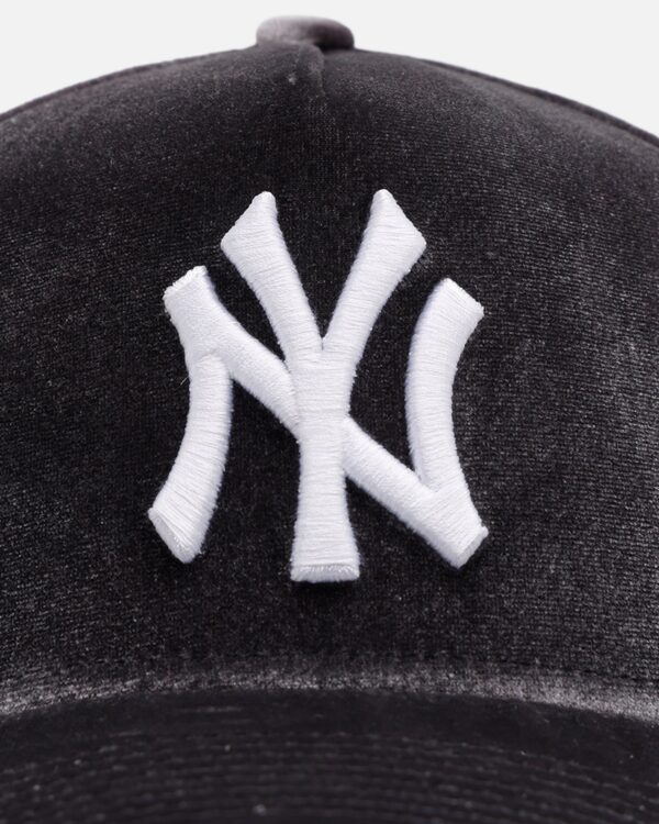 New Era New York Yankees 'Velvet Dreams 2.0' 9FORTY A-Frame Snapback Grey - Image 6